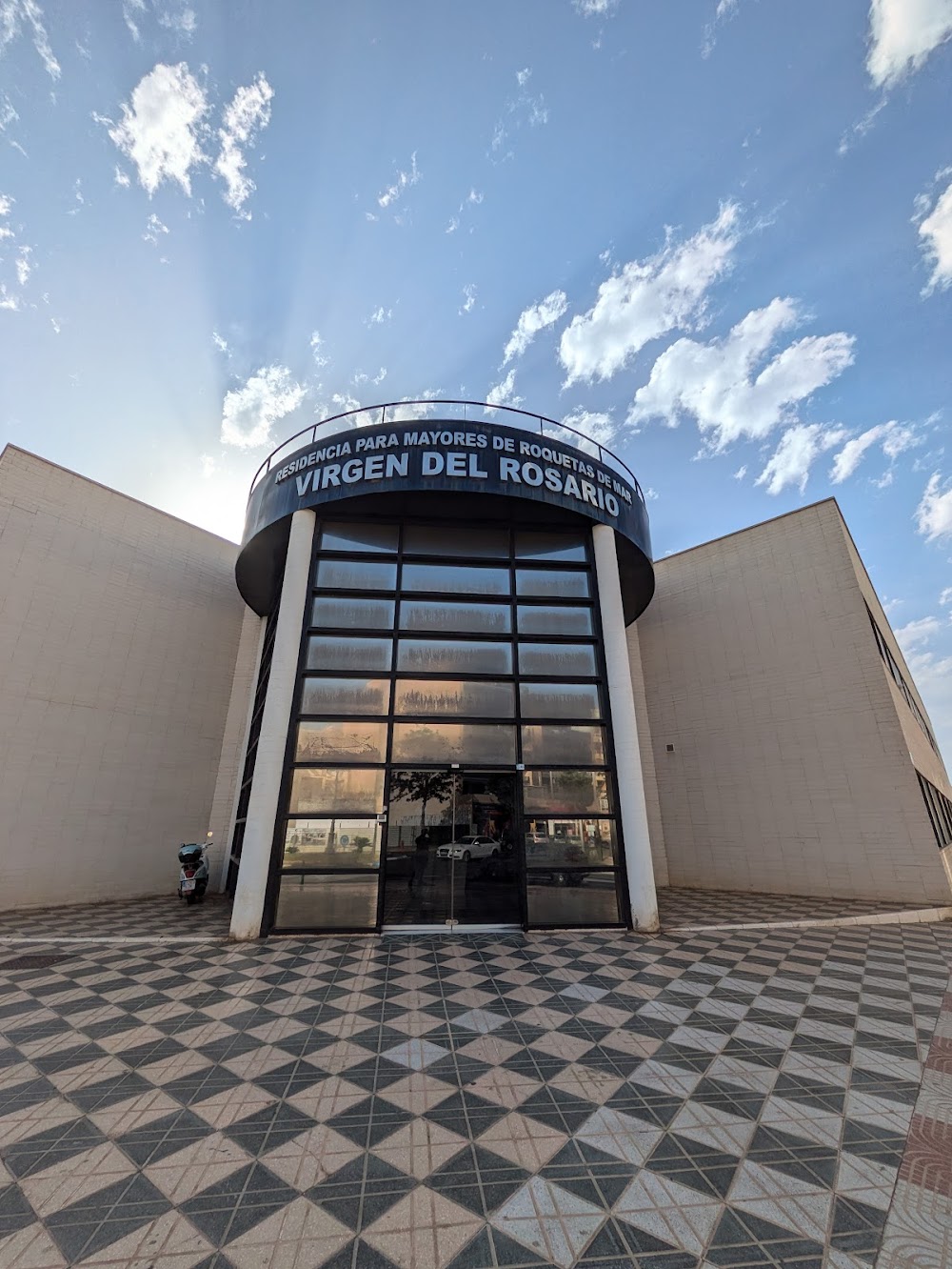 CENTRO DE DÍA PARA MAYORES DE LA RESIDENCIA DE ROQUETAS DE MAR — residencia de mayores en Roquetas de Mar (foto 1)