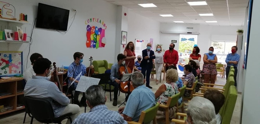 CENTRO DE DÍA PARA MAYORES LOS AZAHARES — residencia de mayores en Sevilla (foto 3)