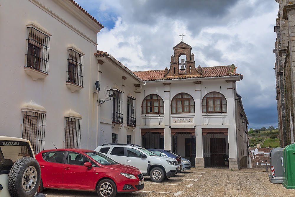 CENTRO RESIDENCIAL"HOGAR REINA DE LOS ANGELES" — residencia de mayores en Aracena (foto 1)