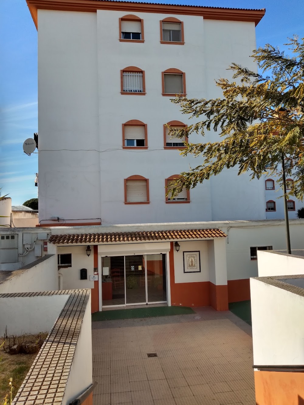 RESIDENCIA DE PERSONAS MAYORES MARIA AUXILIADORA — residencia de mayores en Punta Umbría (foto 1)